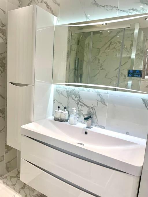 Stunning 1 Bedroom And Double Sofa Bed Near Train Station Southampton Dış mekan fotoğraf